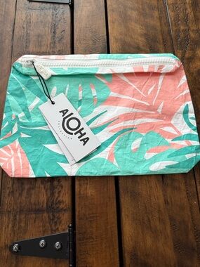 NWT ALOHA Collection Coral & Mint Tropical Leaf Small Tropics Zip Pouch